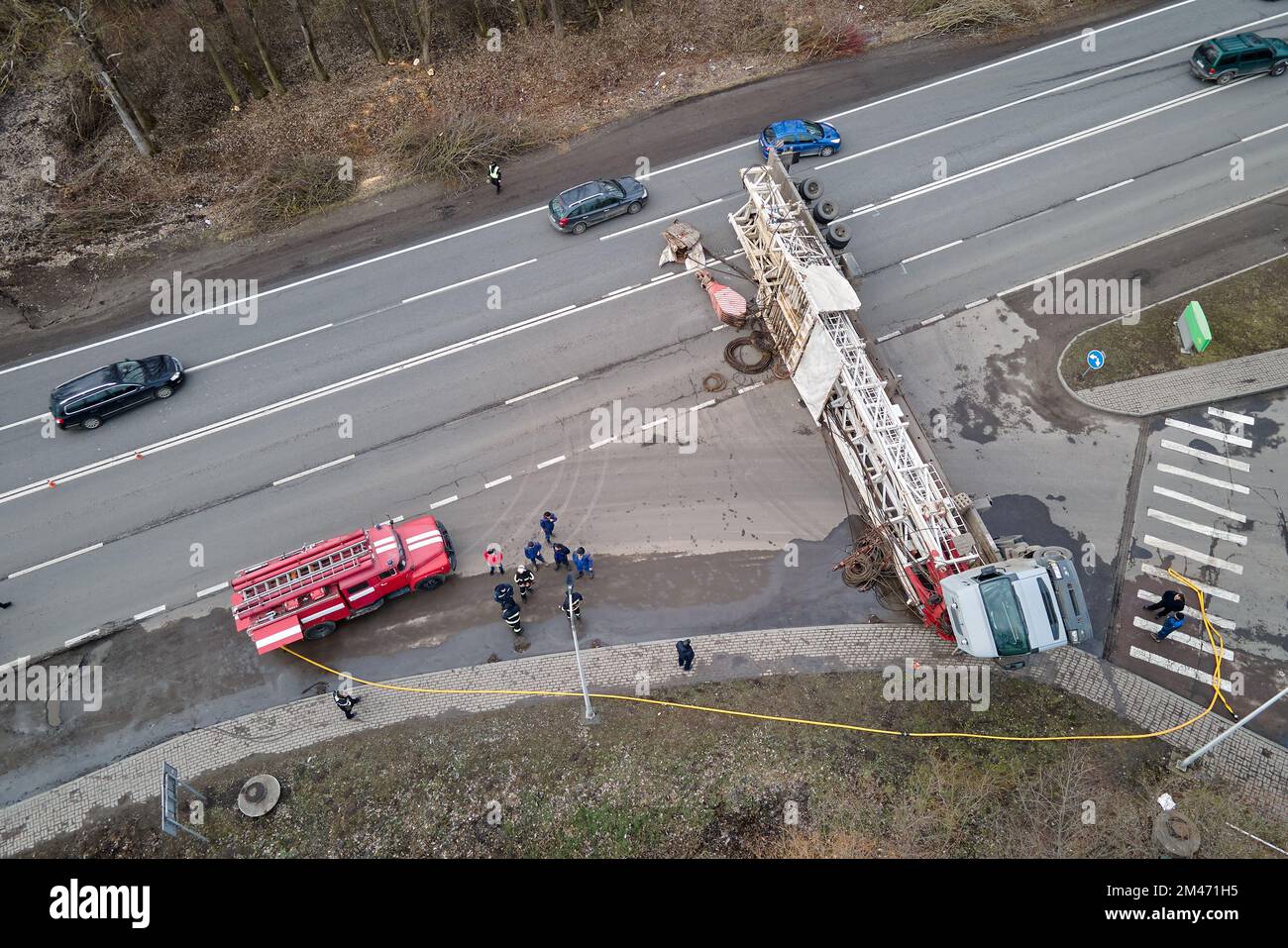 Vista aerea dell'incidente stradale con carrello ribaltato che blocca il traffico Foto Stock