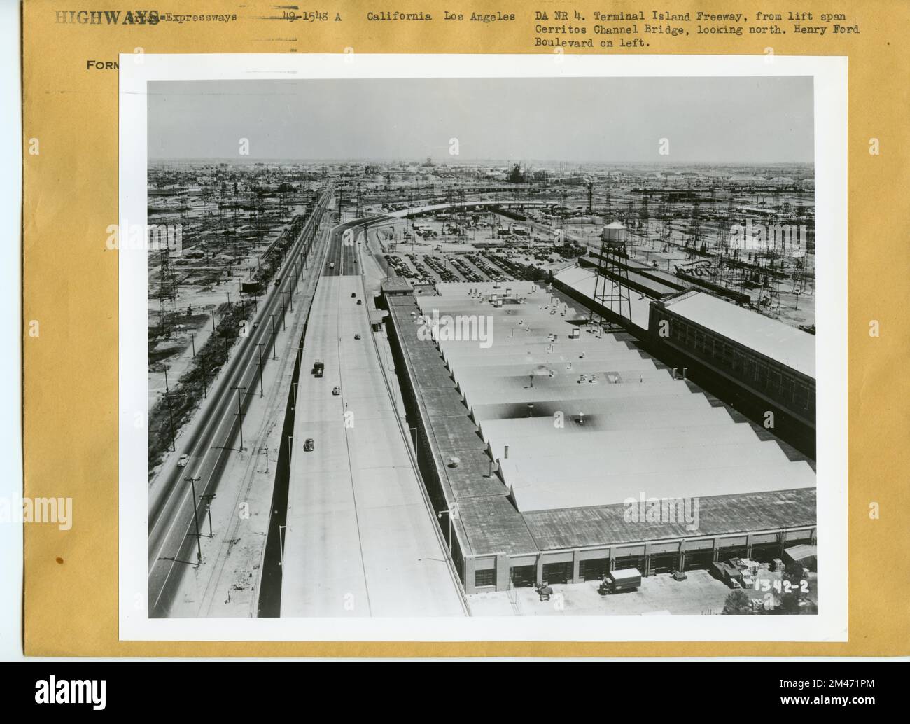 Terminal Island Freeway. Didascalia originale: Terminal Island Freeway, dall'ascensore Cerritos Channel Bridge, guardando verso nord. Henry Ford Boulevard sulla sinistra. Stato: California. Località: Los Angeles. Foto Stock