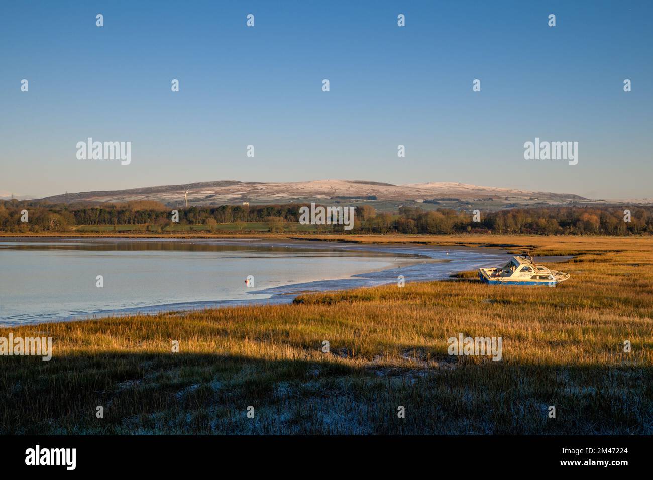 Le colline di Bowland del lancashire viste dal molo di Glasson Foto Stock