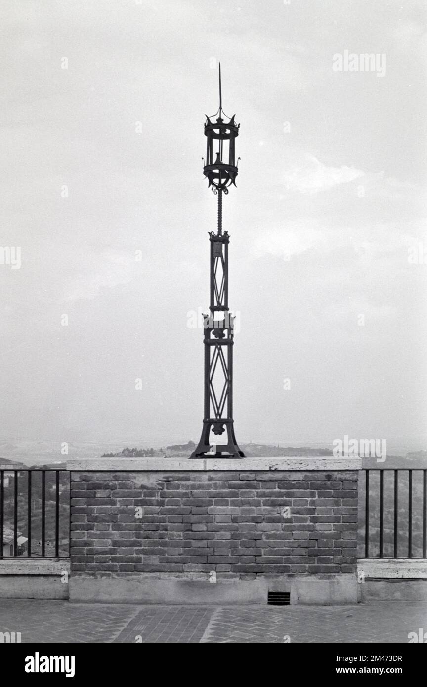 Lampada decorativa in ferro Post Street Light o gas Light fotografata c1950 Foto Stock