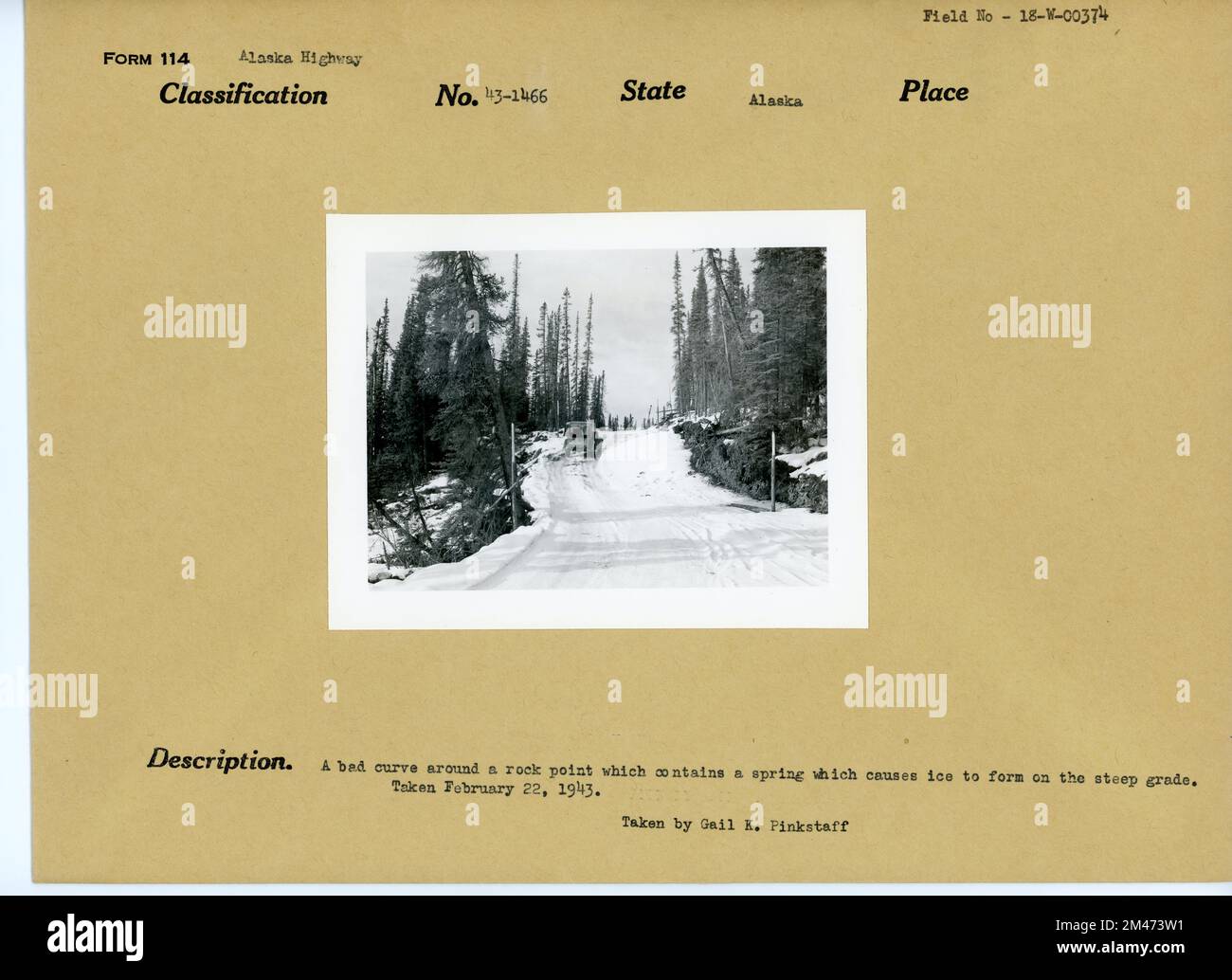 Una curva errata intorno a un punto di roccia. Didascalia originale: Una cattiva curva intorno a un punto di roccia che contiene una molla che causa la formazione di ghiaccio su una pendenza ripida. Foto di Gail Pinkstaff. Stato: Alaska. Foto Stock