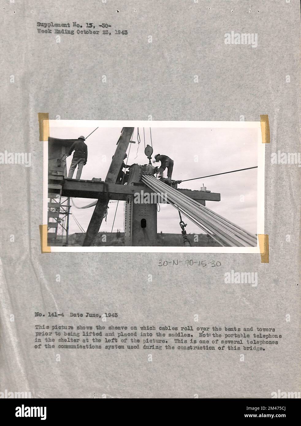 La puleggia scanalata sulla quale i cavi rotolano sulle centine e sulle torri. Didascalia originale: Questa immagine mostra la puleggia scanalata su cui i cavi rotolano sopra le centine e le torri prima di essere sollevati e collocati nelle selle. Notare il telefono portatile nel riparo a sinistra dell'immagine. Si tratta di uno dei diversi telefoni del sistema di comunicazione utilizzato durante la costruzione del ponte. No. 141-4 giugno 1943. Stato: Alaska. Foto Stock