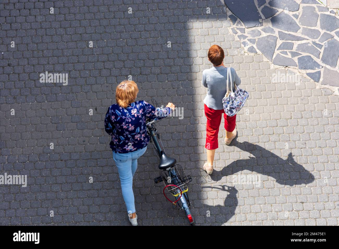 Trencin (Trentschin): Persone che parlano, 2 donne, con la bicicletta, dall'alto in , Slovacchia Foto Stock
