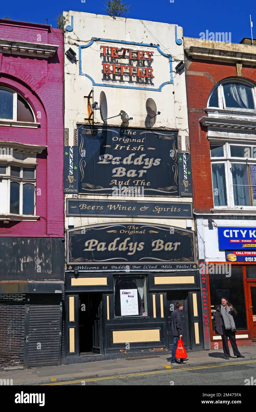 Paddys Bar, 31 London Rd, Liverpool L3 8HR - Original Irish Bar con storico cartello al neon Tetleys Bitter Foto Stock