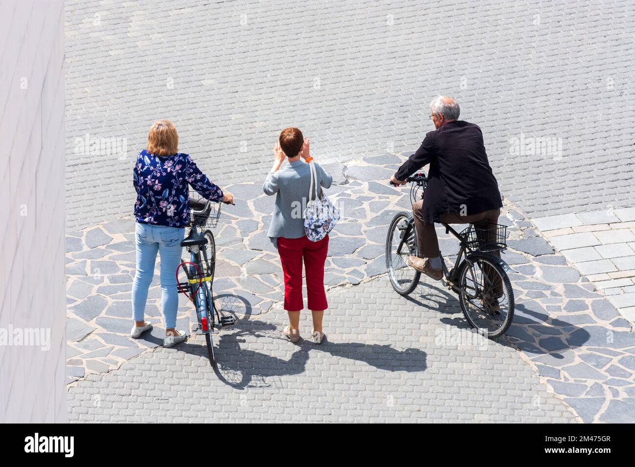 Trencin (Trentschin): Persone che parlano, 2 donne, con la bicicletta in , , Slovacchia Foto Stock