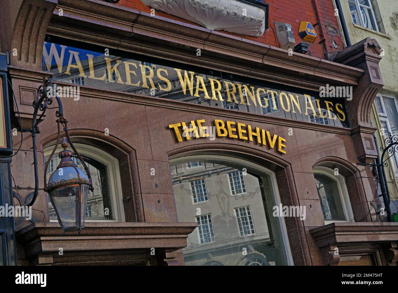 The Beehive pub, 14 Mount Pleasant, Liverpool, Merseyside, England, UK, L3 5RY - Victorian Walkers Warrington Ales esterno Foto Stock