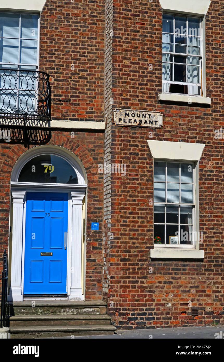 Casa a schiera, No 79 Mount Pleasant , Liverpool , Merseyside, Inghilterra, Regno Unito, L3 5TB - porta blu Foto Stock
