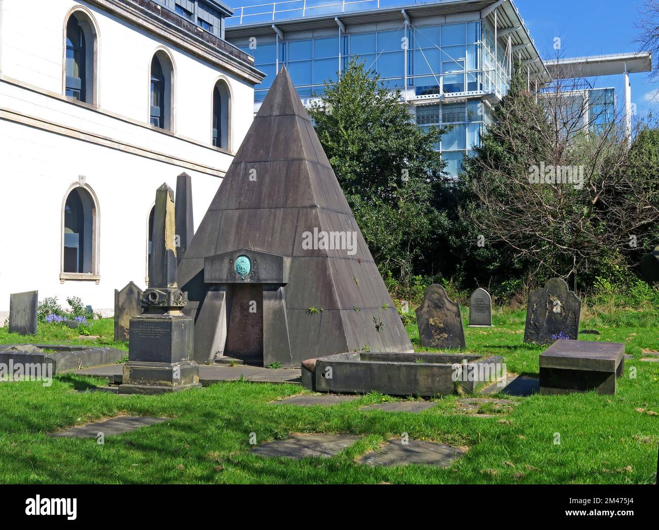 Tomba a forma di piramide di William MacKenzie, Chiesa di Sant'Andrea, Rodney Street, Liverpool, Merseyside, INGHILTERRA, REGNO UNITO, L1 2TQ Foto Stock