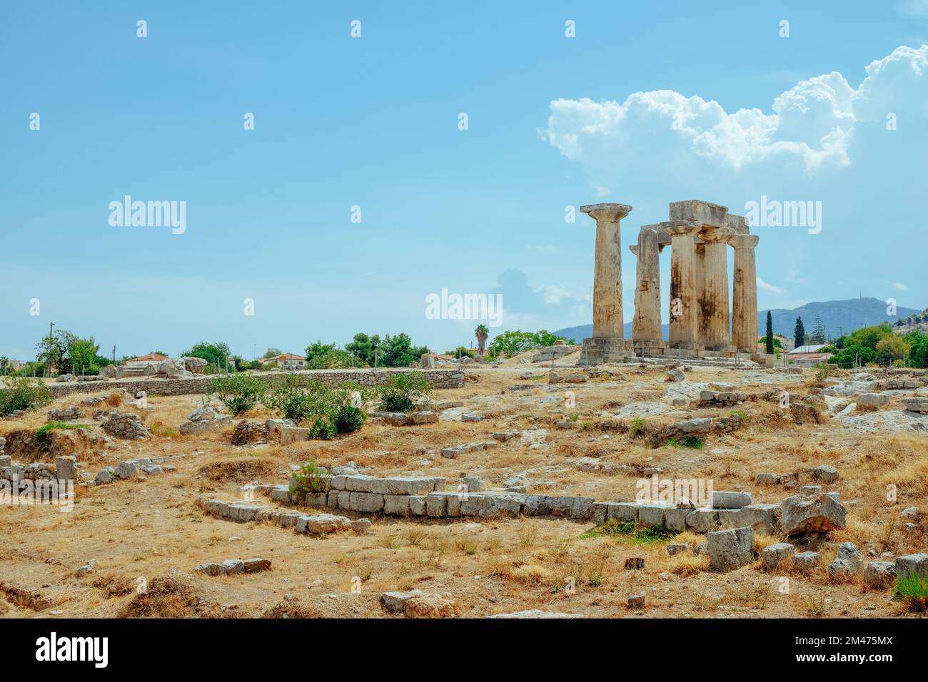 Una vista dei resti del famoso Tempio di Apollo, negli scavi archeologici dell'Antica Corinto, a Corinto, in Grecia, in una giornata estiva Foto Stock