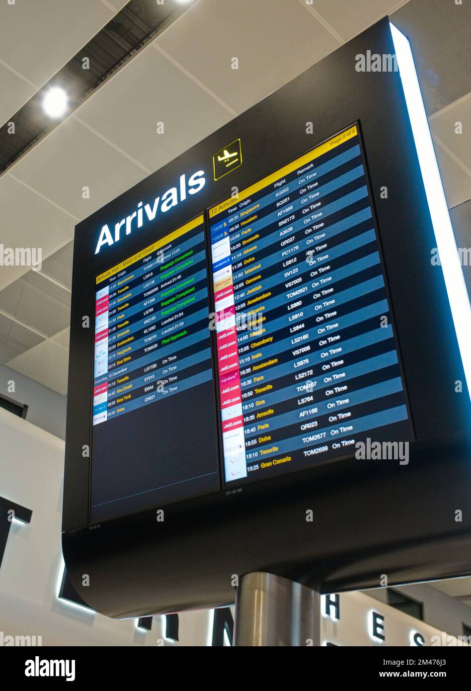 Indicatore degli arrivi all'Aeroporto di Manchester, Terminal 2 Foto Stock
