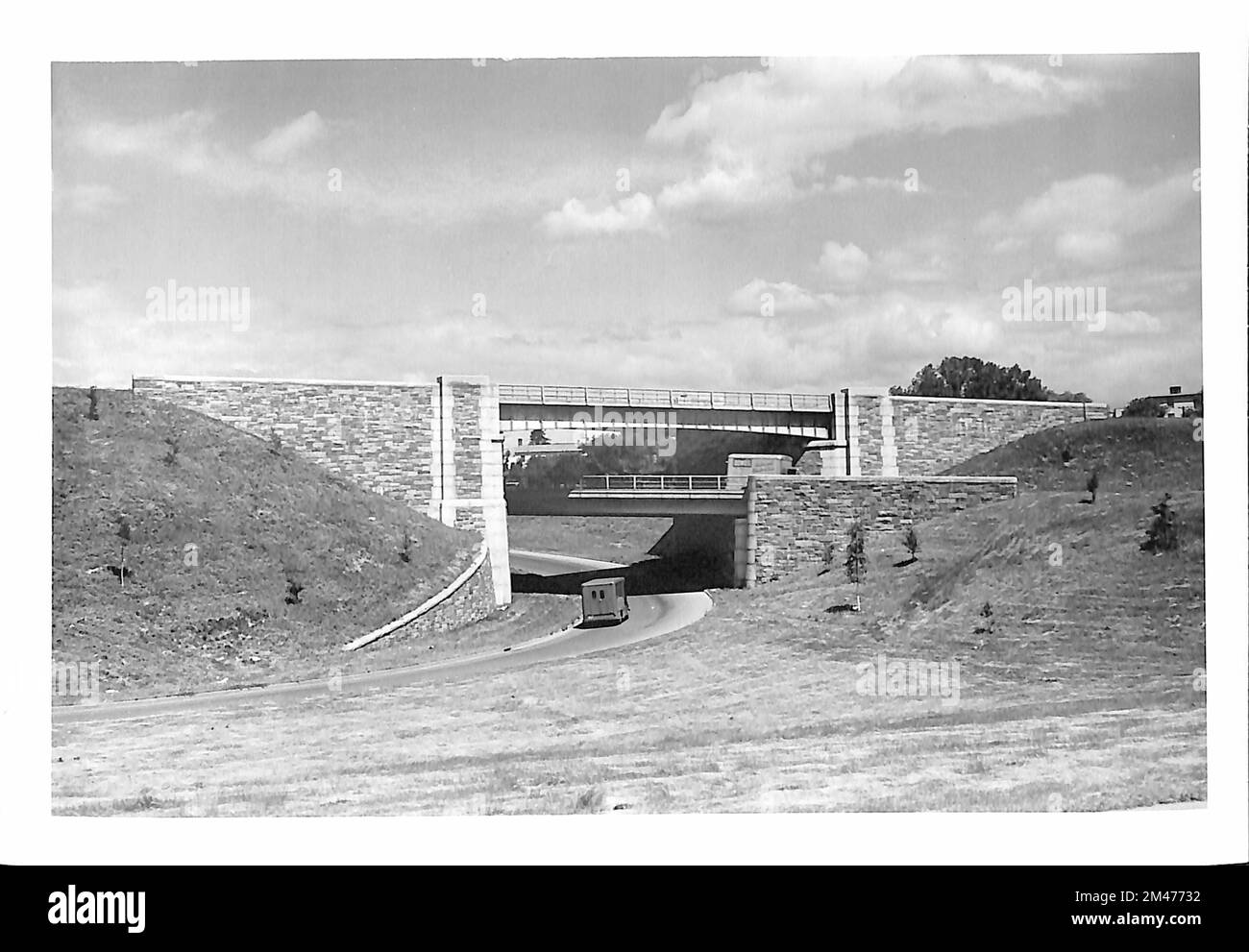 Ponte a tre livelli, Pentagono Road Network. Didascalia originale: Ponte a tre livelli. Incrocio tra Shirley Memorial Highway direzione sud, Washington Boulevard direzione nord e collegamento tra Shirley direzione nord e Washington Boulevard direzione sud. Sistema di rete stradale Pentagono. Foto di T. W. Kines. Stato: Virginia. Località: Arlington County. Foto Stock