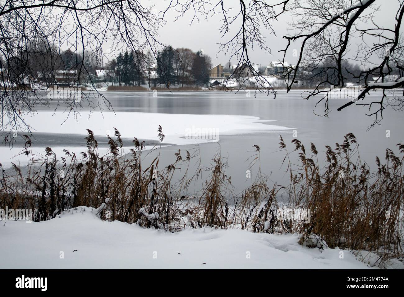 Foto congelata come Trakai in Lituania coperta di neve in inverno Foto Stock