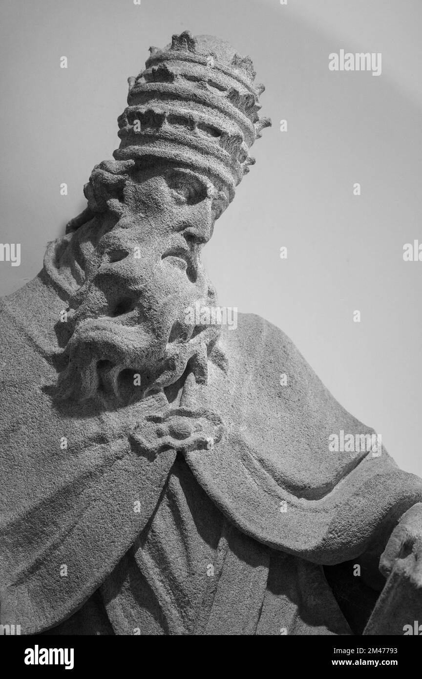 Statua di un papa (San Gregorio Magno?) Sul posto del Museo cittadino di Bratislava. Foto Stock