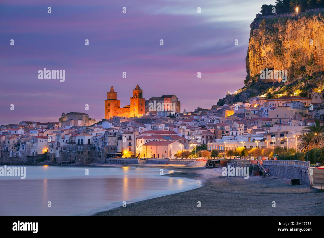 Cefalù, Sicilia, Italia. Immagine del paesaggio urbano se la città costiera Cefalu in Sicilia all'alba drammatica. Foto Stock