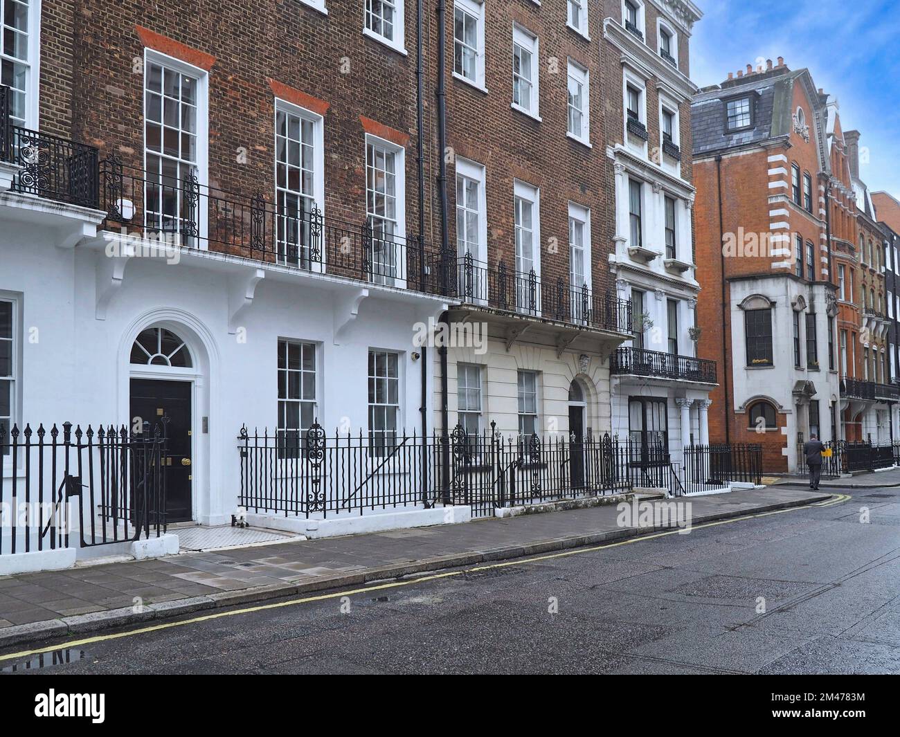 Strada residenziale a Marylebone, Londra, Inghilterra, con piccoli vecchi edifici di appartamenti o case di città Foto Stock