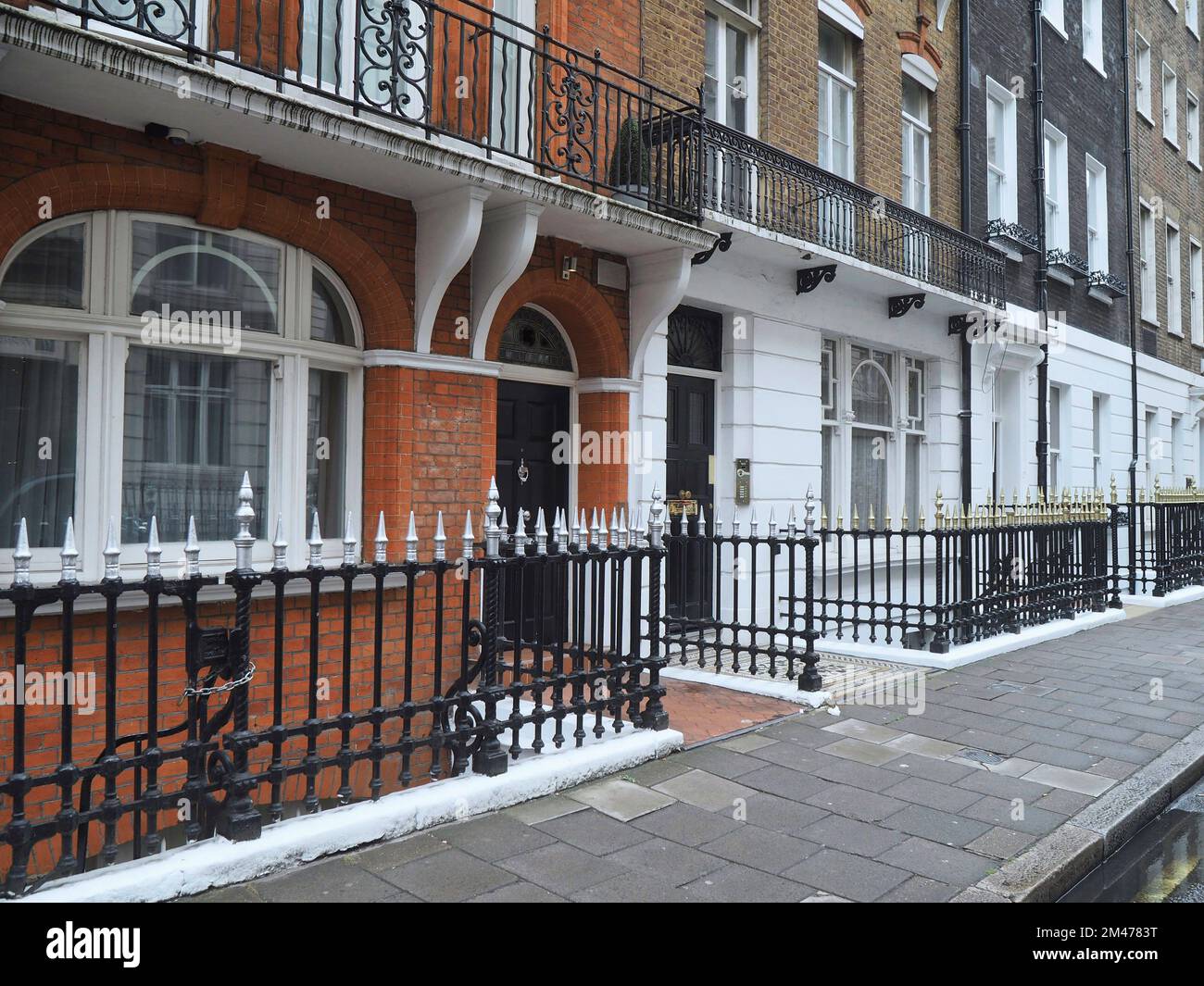 Strada residenziale a Marylebone, con piccoli edifici di appartamenti e case di città Foto Stock