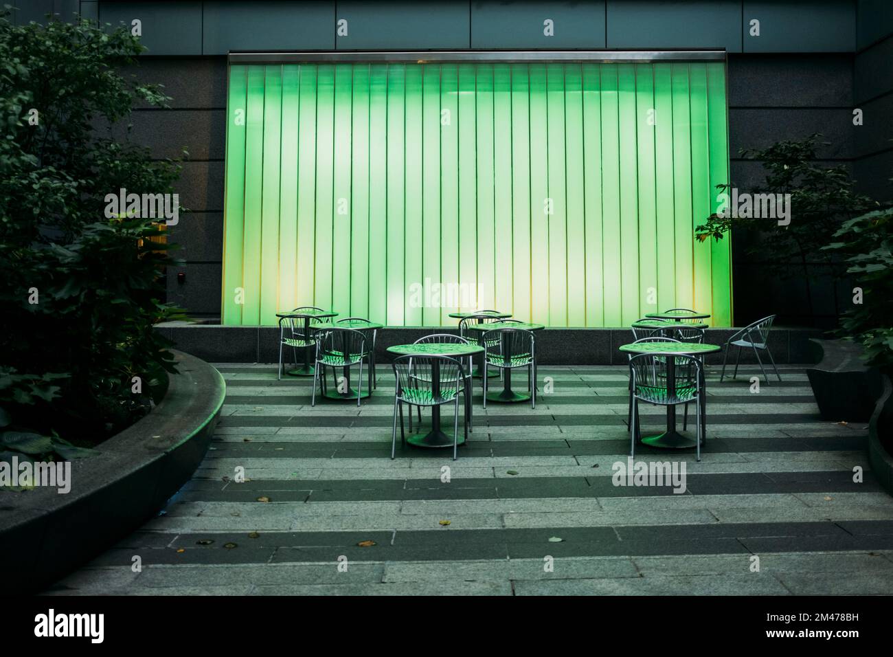New York Manhattan, 02,10 - 10.10.22: Leerer Platz mit Grüner Beleuchtung in New York. Foto: Presentazione Mika Volkmann Foto Stock