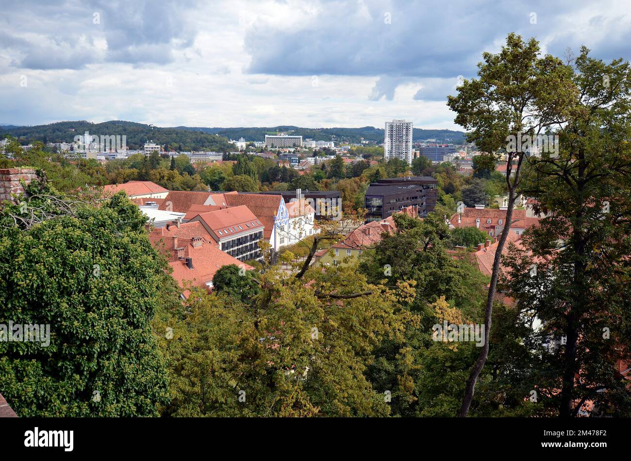 Austria, città patrimonio dell'umanità dell'UNESCO di Graz, capitale della Stiria, vista dalla collina di Schlossberg a est Foto Stock