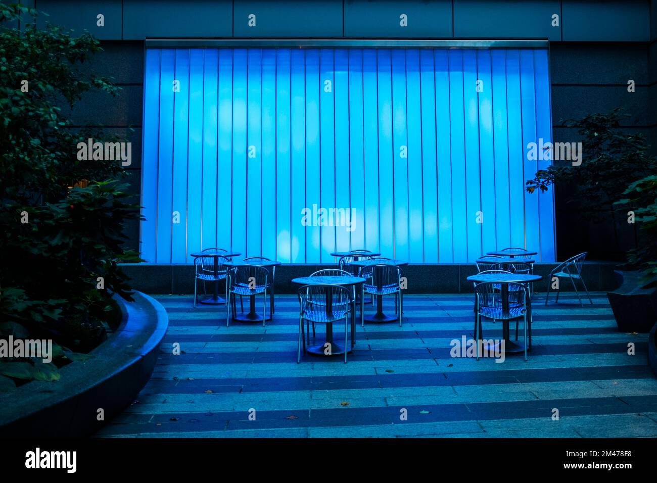 New York Manhattan, 02,10 - 10.10.22: Leerer Platz mit blauer Beleuchtung in New York. Foto: Presentazione Mika Volkmann Foto Stock