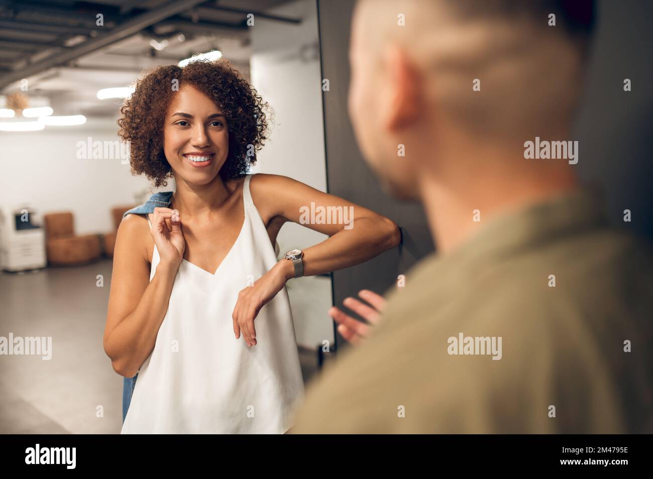 Simpatico dipendente aziendale che si allea con un collega nel corridoio Foto Stock