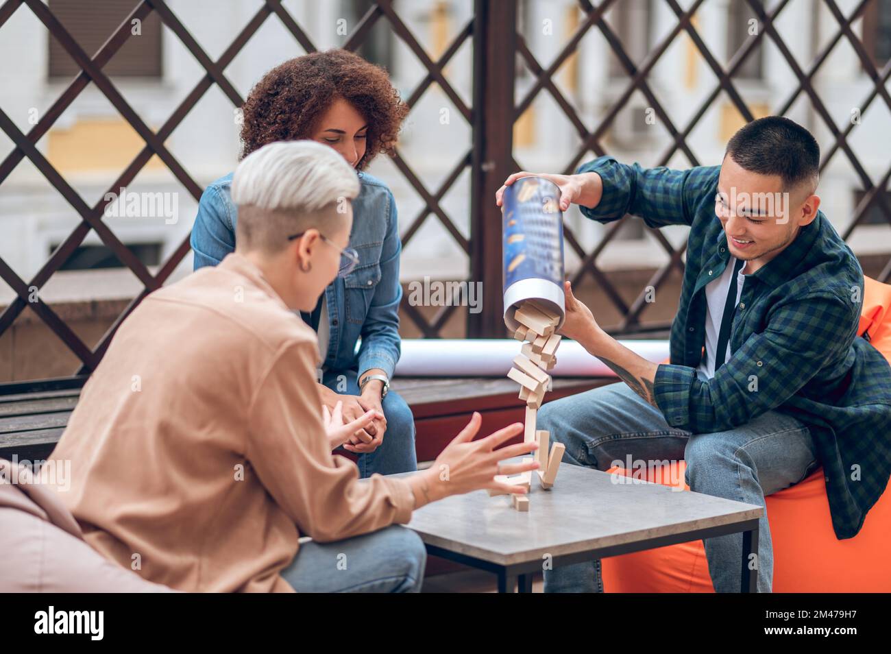 Giovani che si preparano a giocare una partita di squadra Foto Stock