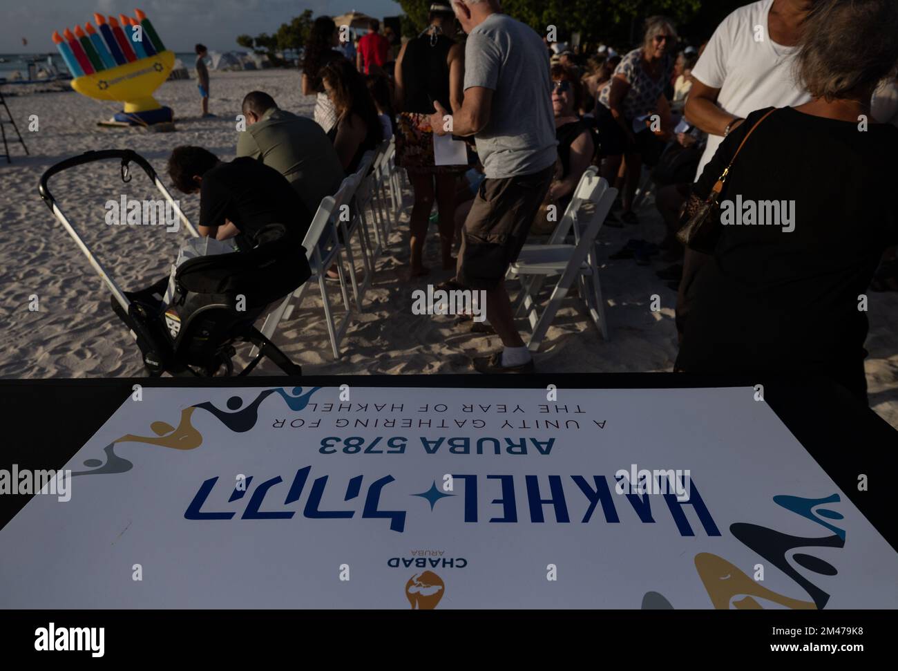 Pikesville, Aruba, Aruba. 19th Dec, 2022. Chabad celebra la prima notte di Hannukah sulla spiaggia circondata da gente del posto e turisti al Ritz-Carlton Aruba. (Credit Image: © Swet Jacqueline/ZUMA Press Wire) Foto Stock