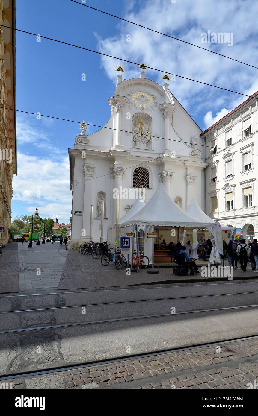 Austria, città patrimonio dell'umanità dell'UNESCO di Graz, püeople e Dreifaltigkeitskirche non identificati - Chiesa della Santissima Trinità nella capitale della Stiria Foto Stock
