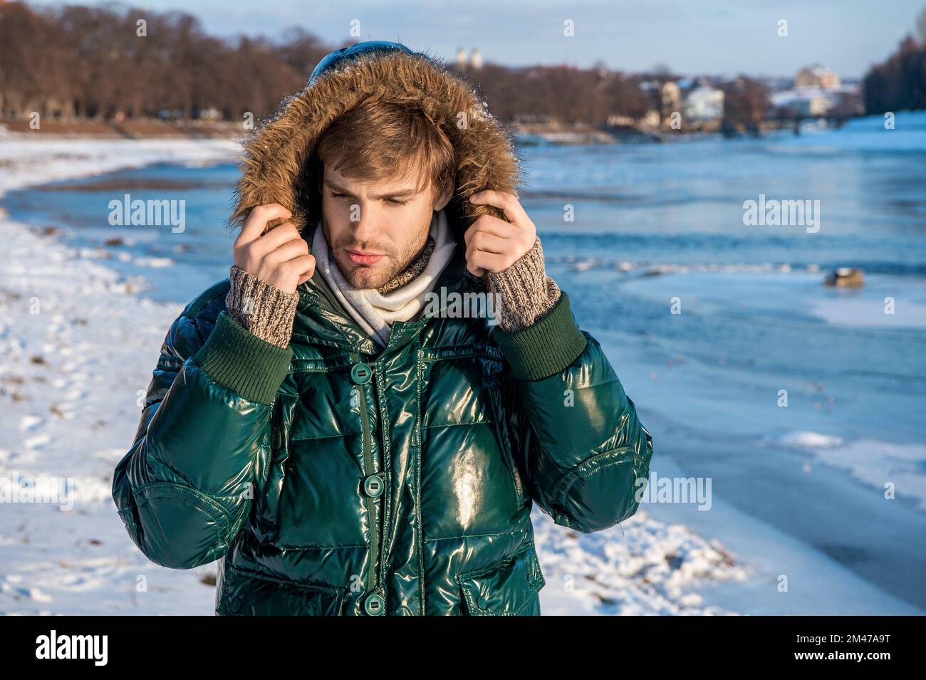 giovane uomo in giacca invernale. uomo alla moda invernale all'aperto. uomo  elegante indossare moda invernale Foto stock - Alamy