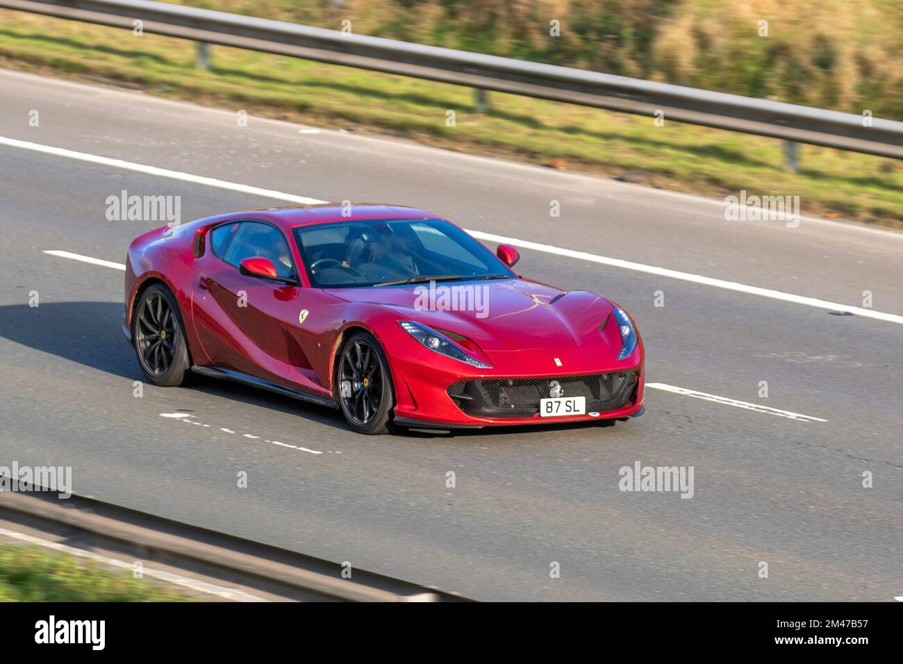 2019 Red FERRARI 812 SUPERFAST S-A BCE 6498cc benzina semi-auto a 7 velocità; viaggiando sull'autostrada M6 UK Foto Stock