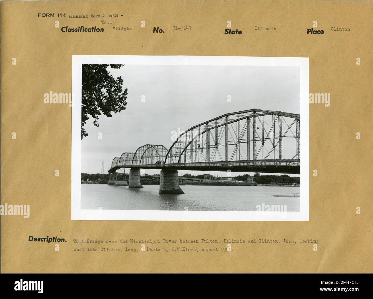 Ponte a pedaggio sul fiume Mississippi tra Fulton, Illinois e Clinton, Iowa, guardando verso ovest verso Clinton, Iowa. Didascalia originale: Foto di T. W. Kines, agosto 1951. Stato: Illinois. Luogo: Clinton. Foto Stock