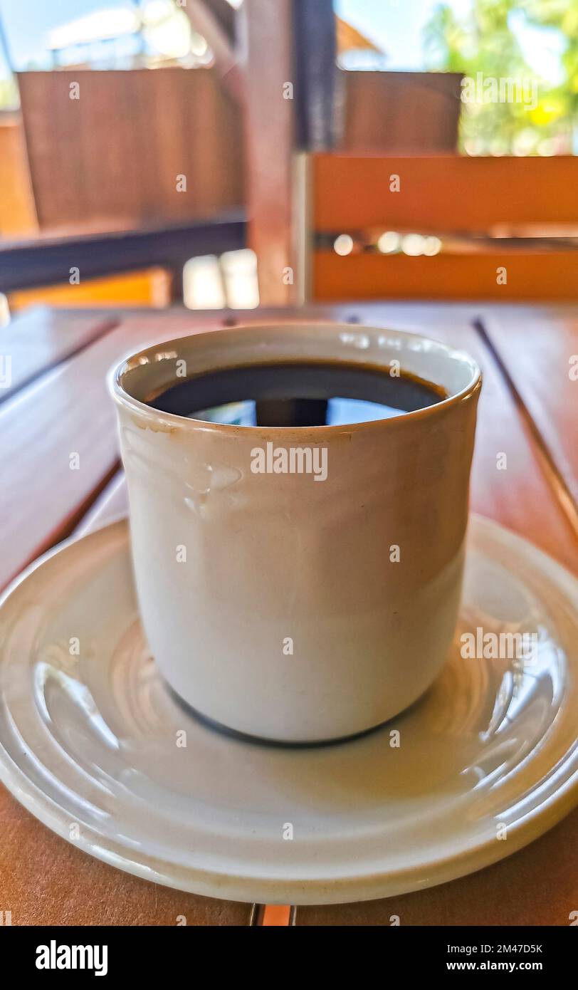 Tazza di caffè americano nero con cucchiaio e piatto su cibo da tavola e  bevande nel ristorante di Zicatela Puerto Escondido Oaxaca Messico Foto  stock - Alamy