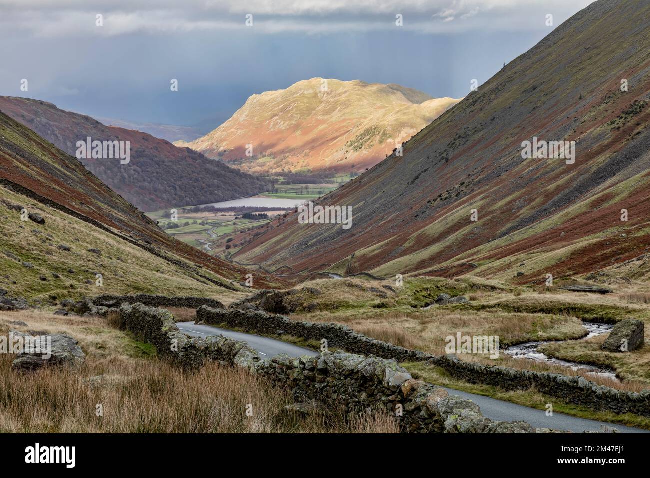 Kirkstone Pass Lake District guardando verso nord verso Brotherswater con Gowbarrow caduto in sole Foto Stock