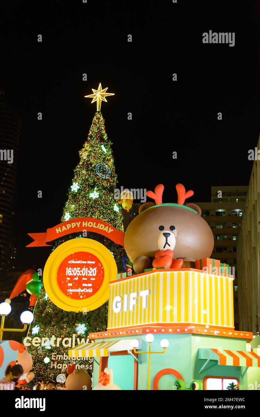 Bangkok,Thailandia - DEC 15, 2022 : albero di Natale decorato con illuminazione al centro commerciale Central Word nel festival di Capodanno Foto Stock