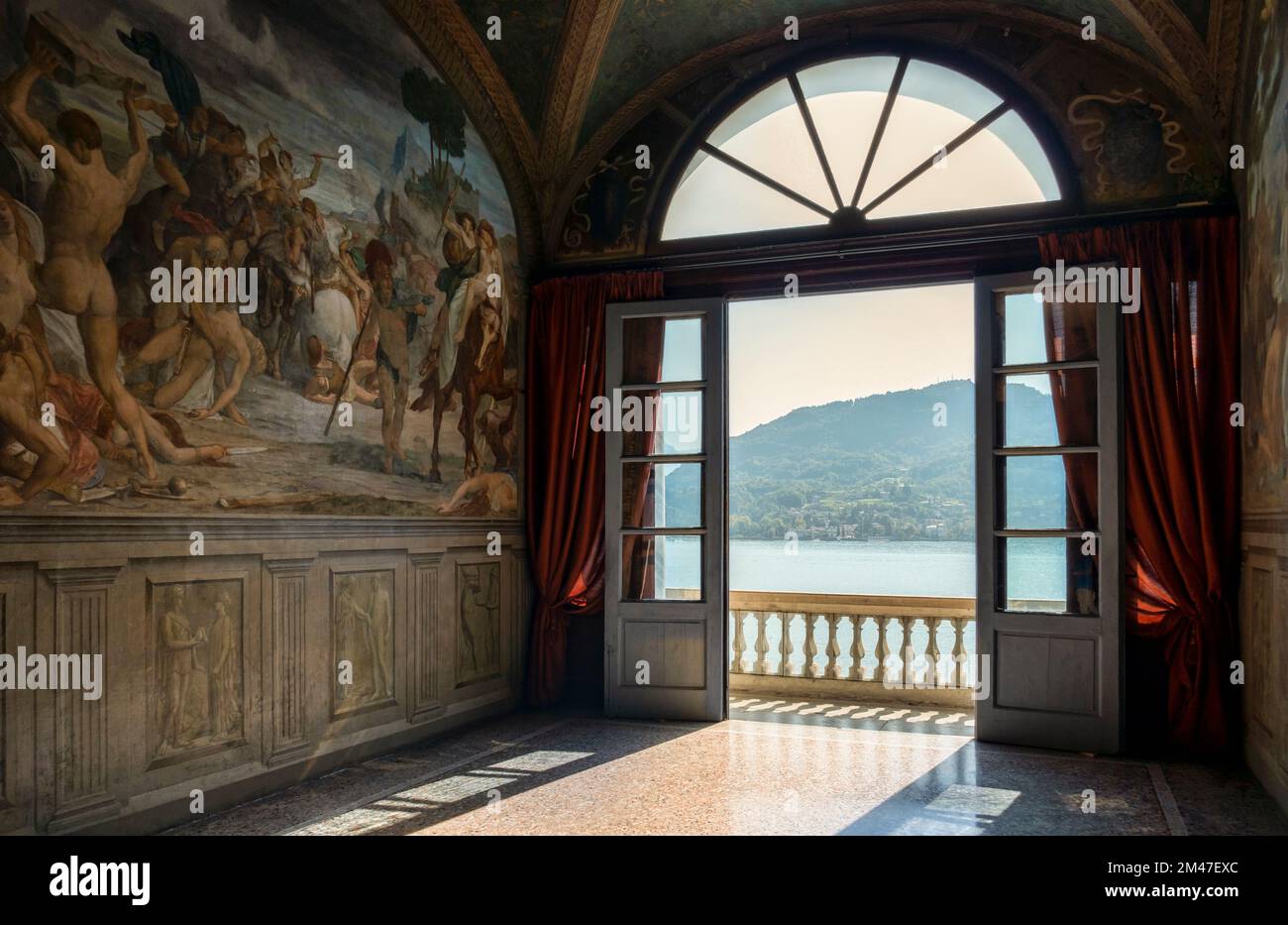 sala d'ingresso di villa classica che si affaccia sul lago il giorno d'estate Foto Stock