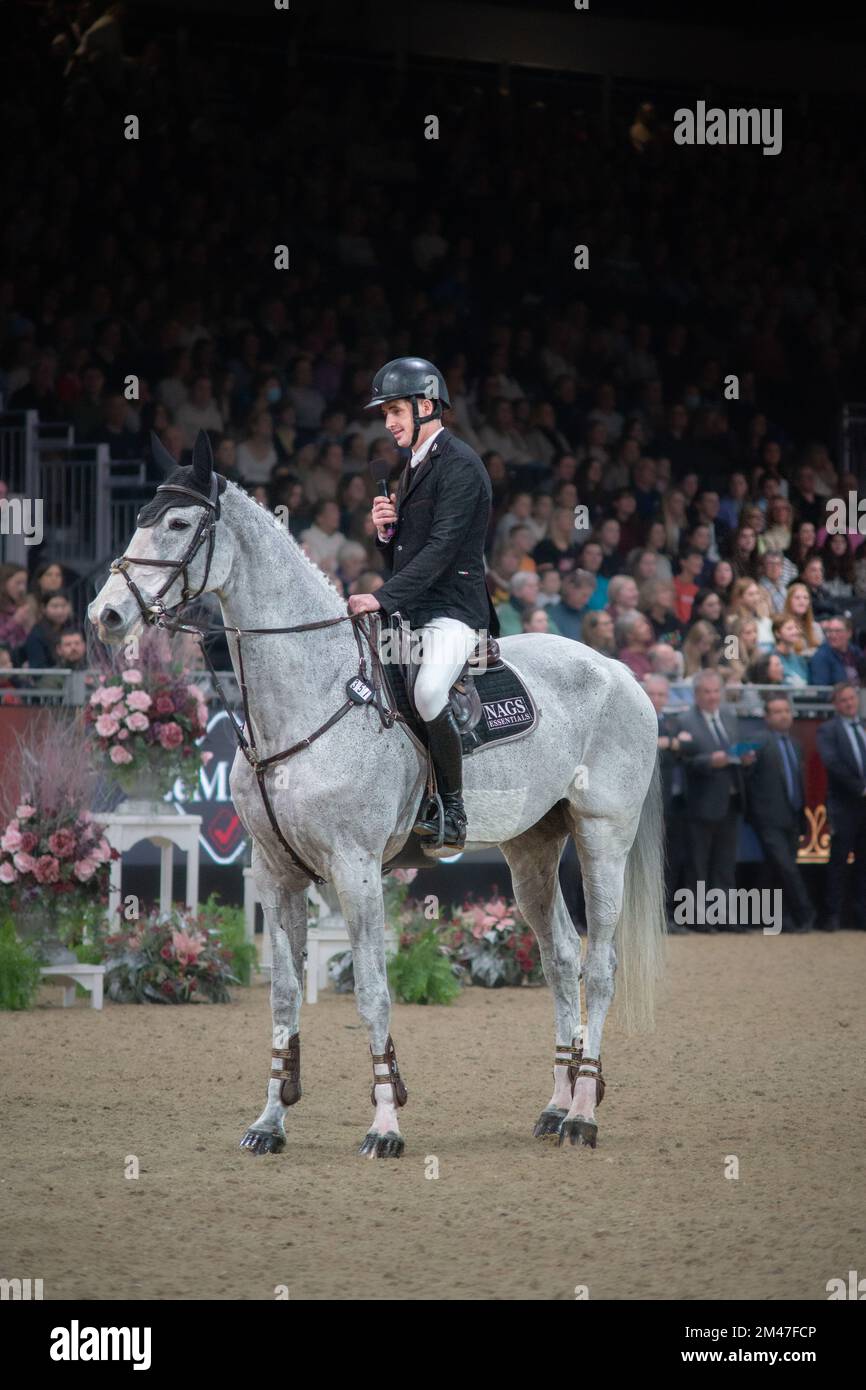 Londra, Regno Unito. 19th dic, 2022.Joseph Trunkfield e Cruze vincono il Lemieux Six Bar al london International Horse Show. Joseph Trunkfield e Cruze.British pilota Joseph Trunkfield e 11yr vecchio cavallo grigio Cruze vincere la classe sei Bar competere contro John Whitaker, Guy Williams, Sebastian Hughes, William Whitaker e Christoph Obernauer tra gli altri. Credit: Peter Hogan/Alamy Live News Foto Stock