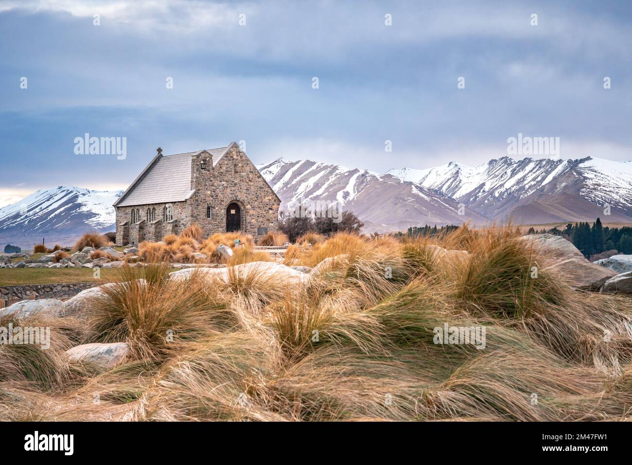 Bella scena di Chiesa di buon Pastore in inverno mattina, Lago Tekapo, Nuova Zelanda Sud Isola. Simbolo iconico della Nuova Zelanda. Foto Stock