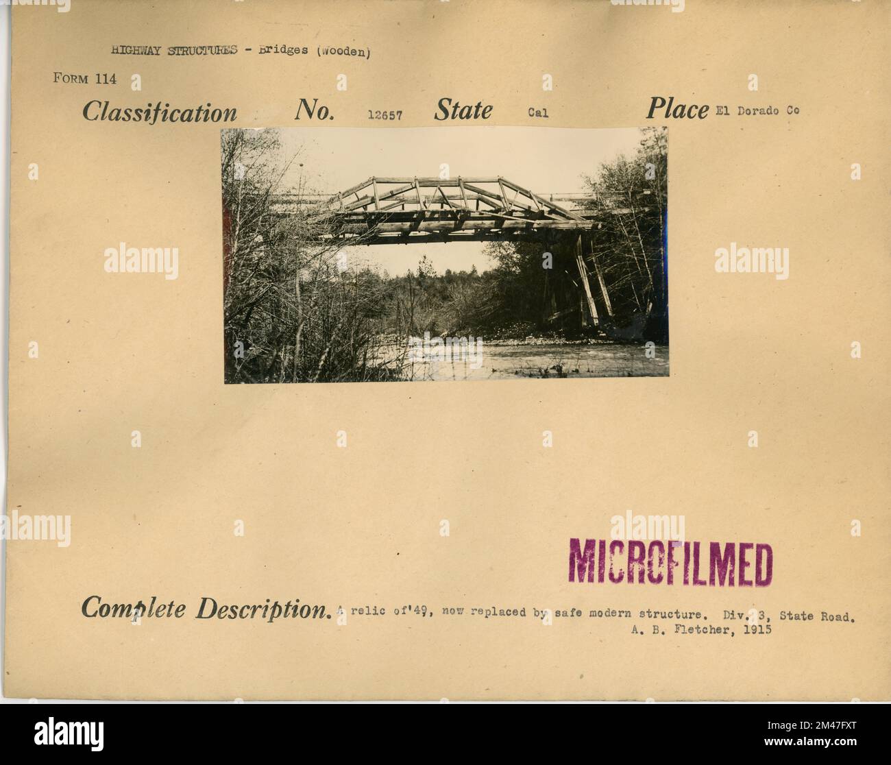 Una reliquia del '49, ora sostituita da una sicura struttura moderna. Didascalia originale: Div 3, state Rd A. B. Fletcher. Stato: California. Località: El Dorado Co.. Foto Stock