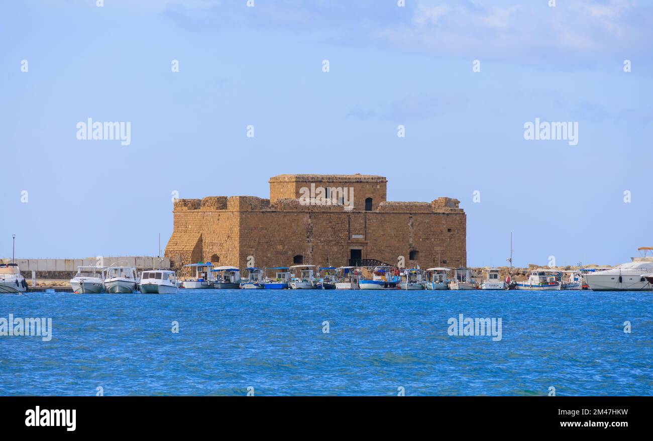 PAPHOS, CIPRO - 24 NOVEMBRE: Le barche sono ormeggiate di fronte al Castello di Paphos al porto il 24 novembre 2022 a Paphos, Cipro. Foto Stock