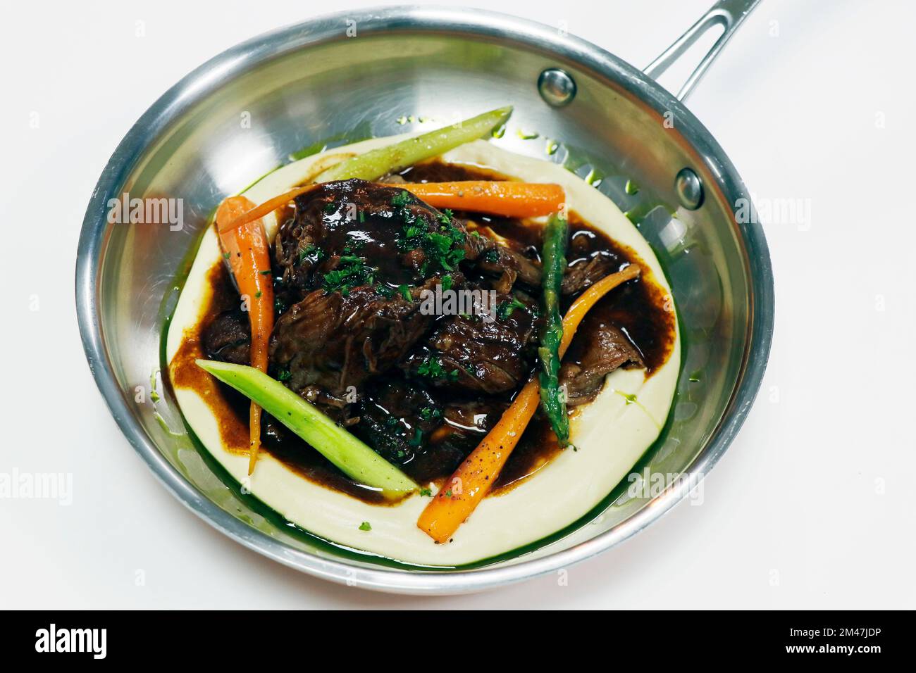 costoletta di agnello a cottura lenta con verdure e purè di patate Foto Stock