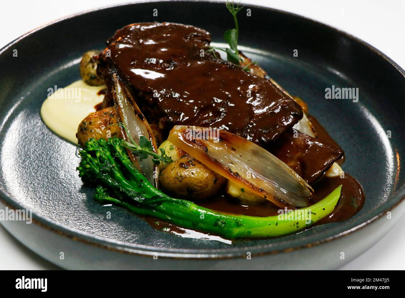 costolette di manzo cotte lentamente con verdure e purè di patate Foto Stock