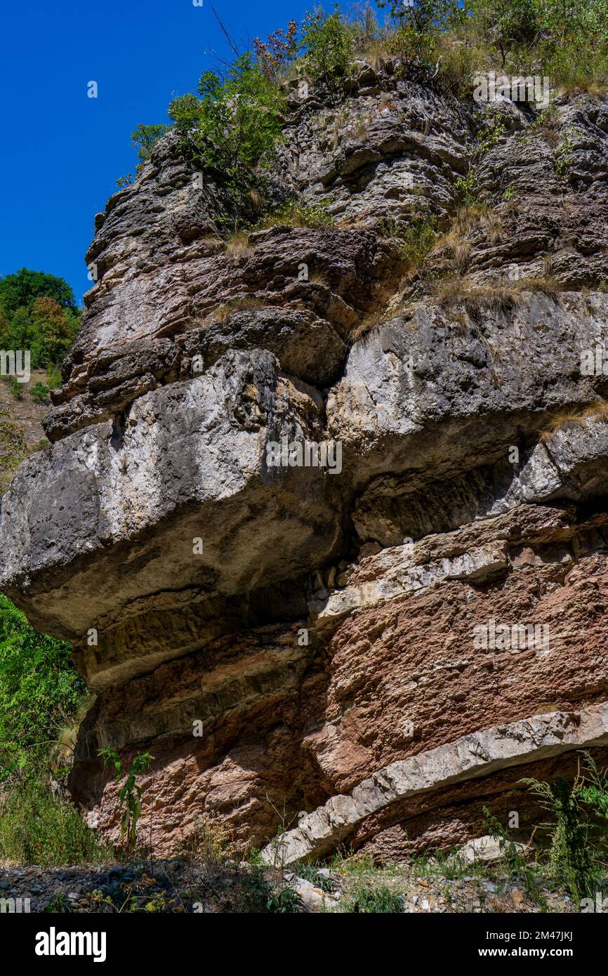 Ammira le formazioni geologiche della gola del fiume Boljetin nella Serbia orientale Foto Stock