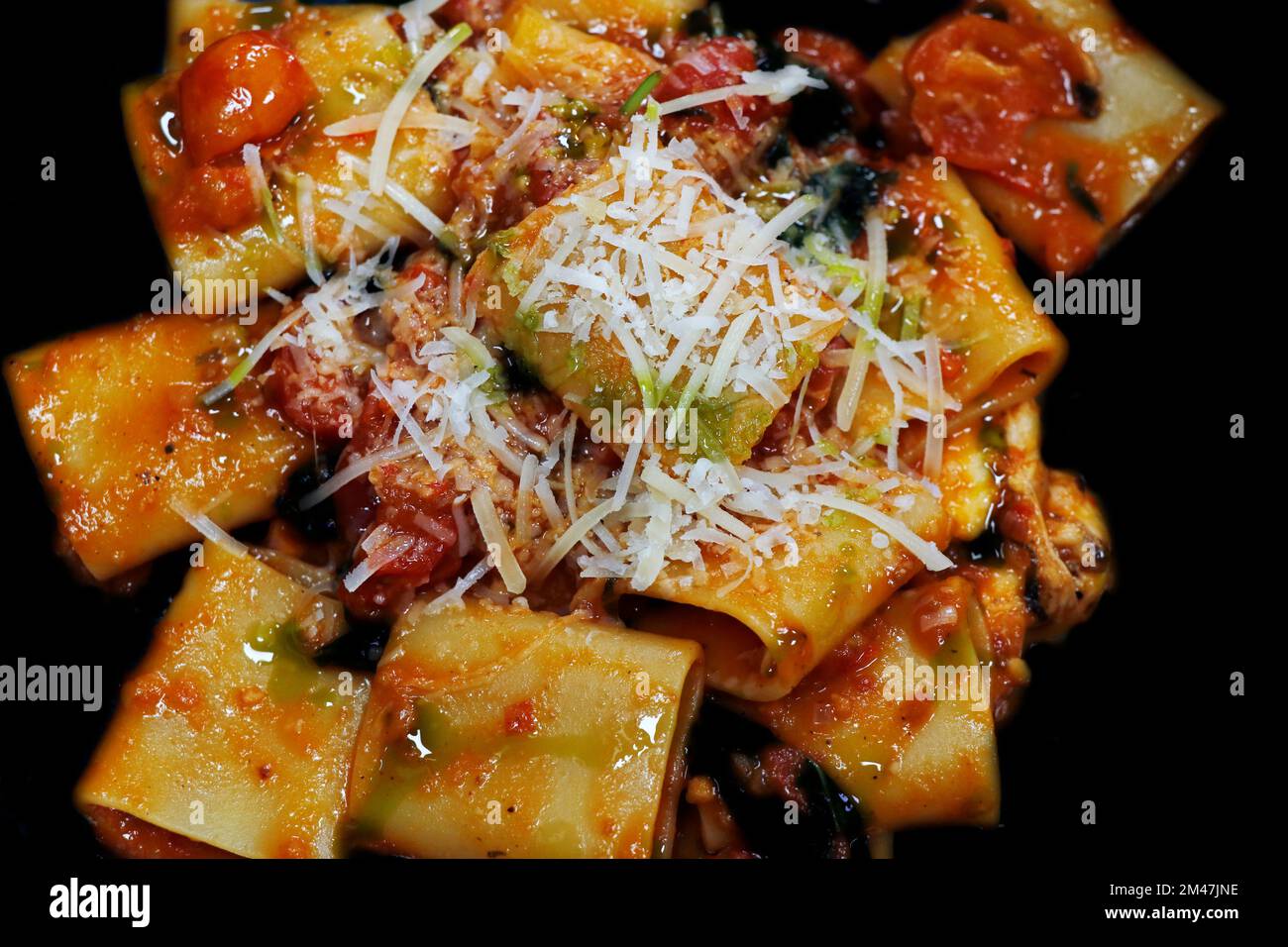 autentico formaggio mediterraneo pasta italiana paccheri con salsa di pomodoro fresco in primo piano Foto Stock