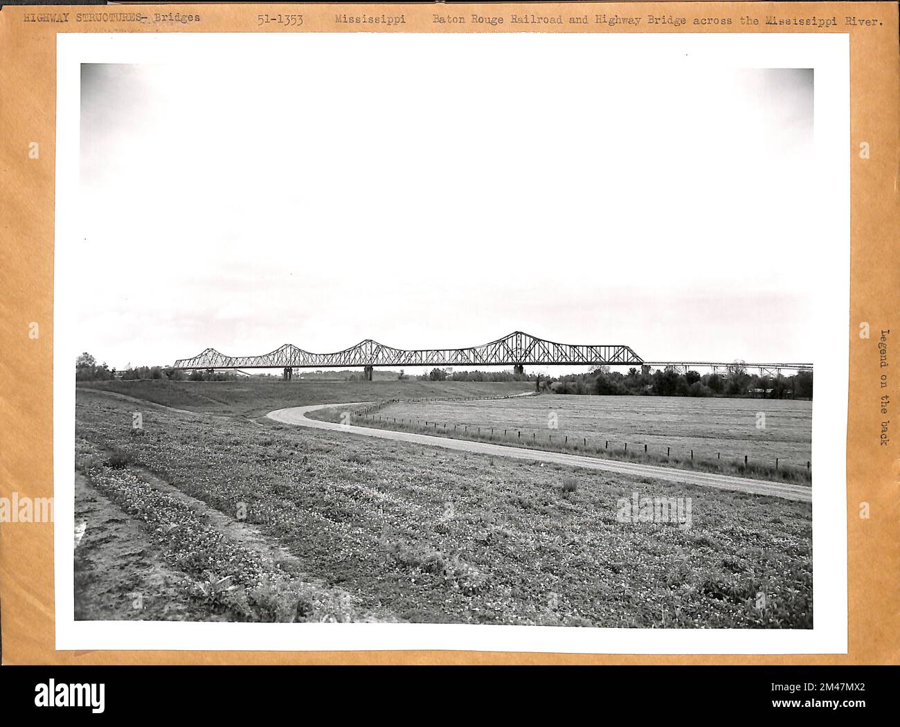 La ferrovia di Baton Rouge e il ponte sull'autostrada attraversano il fiume Mississippi, vicino a Baton Rouge, Louisiana. Didascalia originale: Foto di T. W. Kines. Stato: Mississippi. Foto Stock