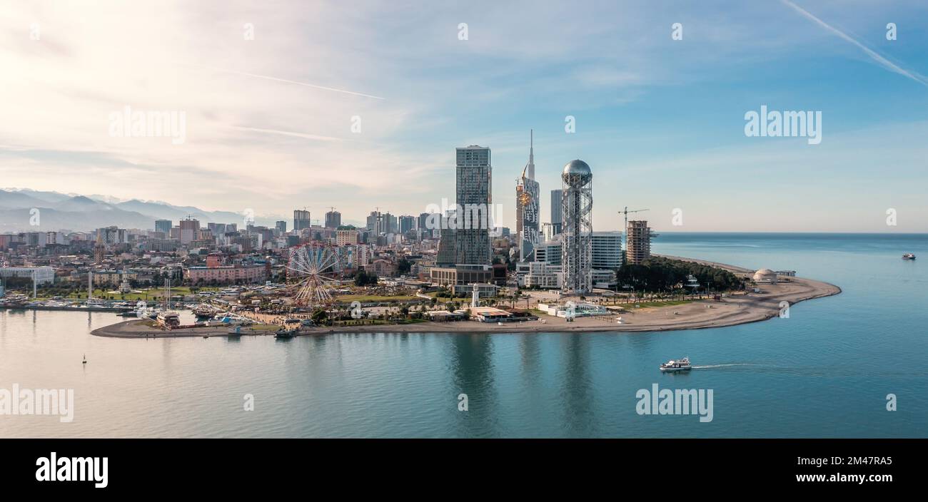 Batumi, Adjara, Georgia. Vista panoramica aerea dal drone con edifici moderni sul lungomare. Bellissima località turistica sul Mar Nero. Foto Stock