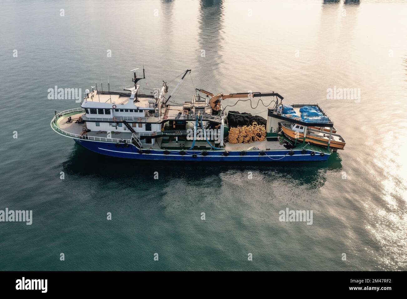 Barca da pesca vista aerea dal drone sulla superficie del mare. Industria della pesca e dei frutti di mare. Foto Stock