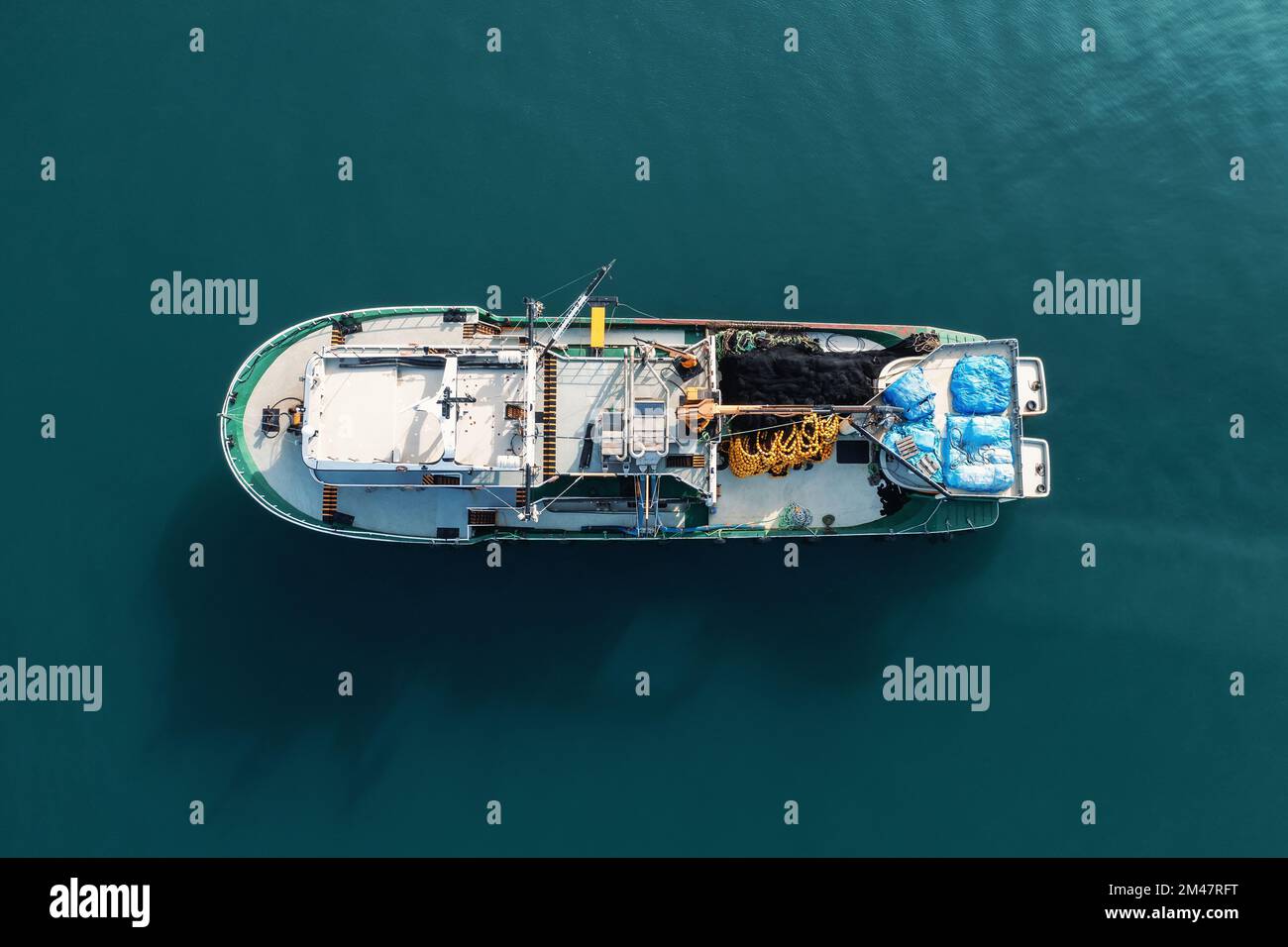 Barca da pesca vista dall'alto dal drone sulla superficie del mare. Industria della pesca e dei frutti di mare. Foto Stock