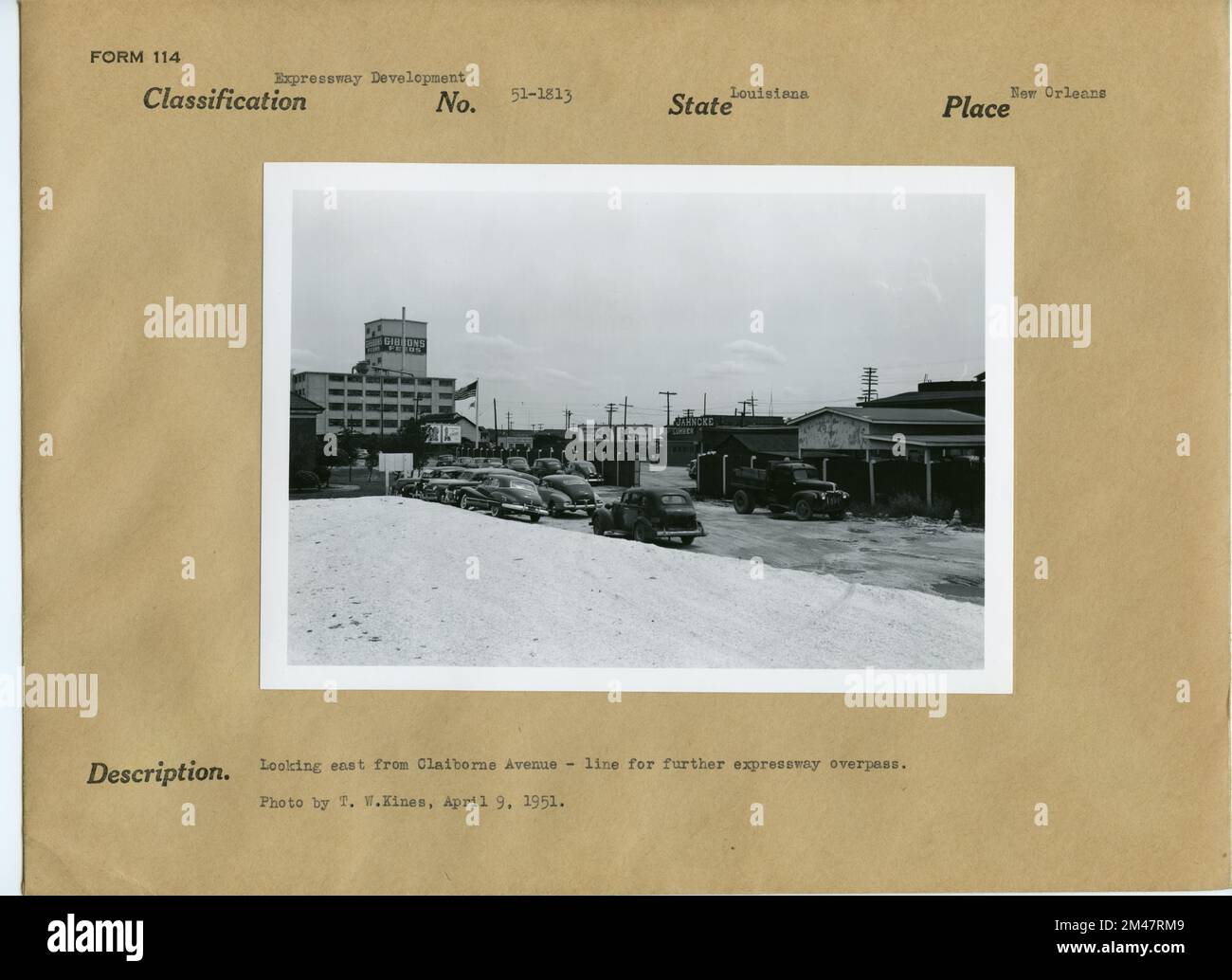 Claiborne Avenue. Didascalia originale: Guardando verso est da Claiborne Avenue - linea per il cavalcavia della superstrada. Foto di T. W. Kines, 9 aprile 1951. Stato: Louisiana. Luogo: New Orleans. Foto Stock