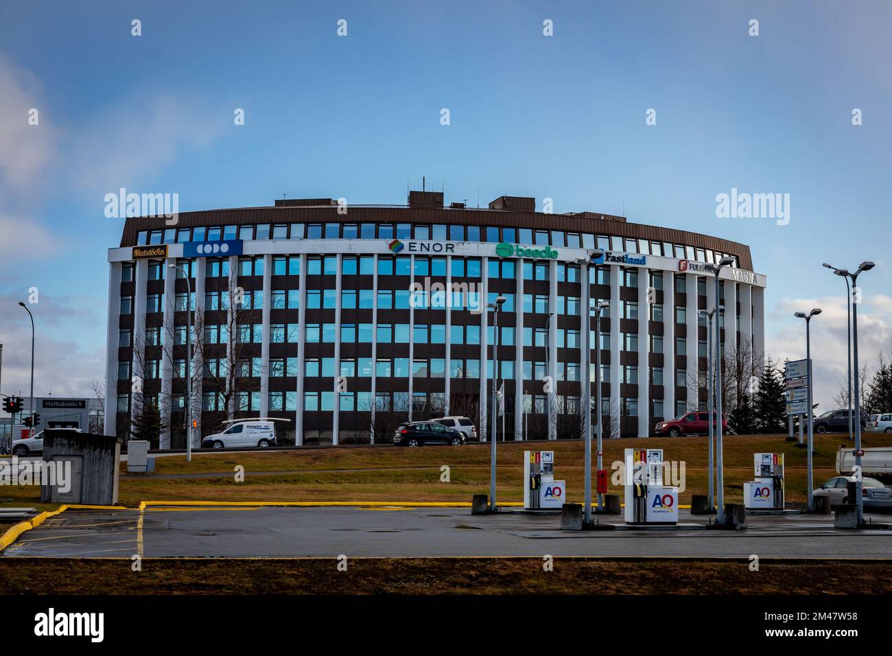 Reykjavik, Islanda - 25 novembre 2022: Edificio rotondo e moderno per uffici in via Hofdabakki. Loghi aziendali Enor, Beedle, Fastland, Fulltingi e Matstodin. Foto Stock