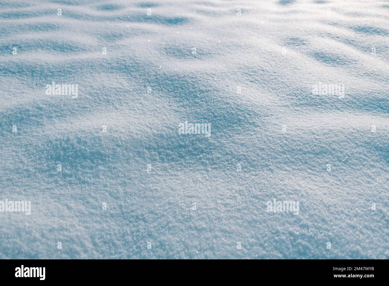 Neve bianca neve pulita texture. Neve isolata su sfondo bianco. Foto Stock