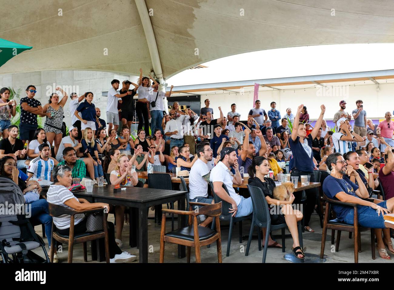 I tifosi di calcio si sono riuniti all'esterno di un bar a Merida Messico per assistere alla partita di calcio della Coppa del mondo FIFA tra Francia e Argentina, il 18 dicembre 2022 Foto Stock